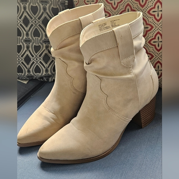 🌟Like New- Western Faux Suede Beige Ankle Boots🌟 - Picture 2 of 8